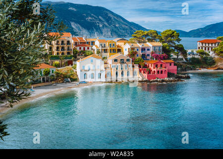 Vacances d'été en Grèce, pittoresque village coloré de Assos à Kefalonia Banque D'Images