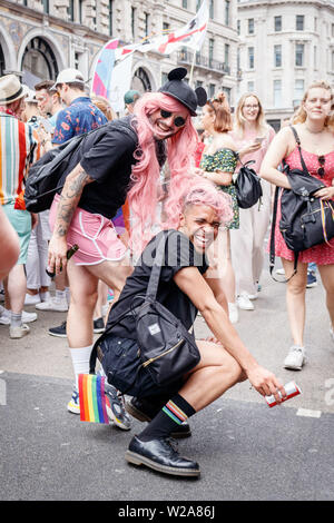 Deux hommes posent pour des photos pendant la parade.La fierté de Londres 2019 Jour de la parade est un événement organisé par la fierté de Londres. C'est un défilé de gens de tous les sexes, sexualités, races, nationalités, d'origines et de religions en cours de formation pour la célébration de la fierté le plus grand du Royaume. Le centre de Londres était couvert de décorations à thème arc-en-ciel, symbole de l'inclusivité. Banque D'Images