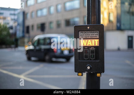 Les feux de croisement de Londres avec lumière "Attente" sign Banque D'Images