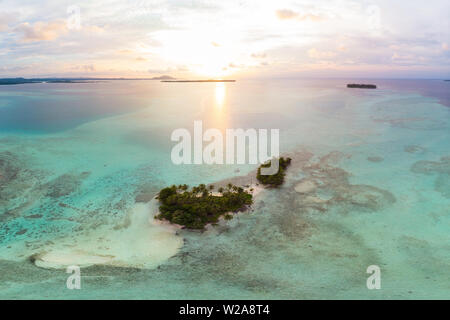 Vue aérienne des îles Banyak Sumatra en Indonésie, archipel tropical coral reef ciel dramatique au coucher du soleil. Destination Voyage, plongée en apnée, uncontaminat Banque D'Images