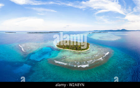 Vue aérienne des îles Banyak Sumatra en Indonésie, archipel tropical coral reef beach l'eau turquoise. Destination Voyage, plongée en apnée, uncontamin Banque D'Images