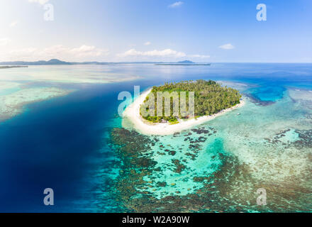 Vue aérienne des îles Banyak Sumatra en Indonésie, archipel tropical coral reef beach l'eau turquoise. Destination Voyage, plongée en apnée, uncontamin Banque D'Images