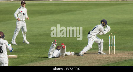 Londres, Royaume-Uni. 7 juillet, 2019. Ollie Robinson recueille la balle et la plongée sous-marine Ben Foakes évite de justesse d'être épuisé pour Surrey au bâton contre Kent le jour un de la Comté Specsavers Championnat match à l'Ovale. David Rowe/Alamy Live News. Banque D'Images