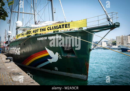 Le navire Rainbow Warrior est amarré au port de Barcelone.Le navire amiral de Greenpeace Rainbow Warrior arrive en Espagne pour lutter contre la crise climatique. Le voilier s'arrêtera dans les ports de Barcelone, Malaga et Vigo pour exiger des mesures urgentes contre la crise climatique. Banque D'Images