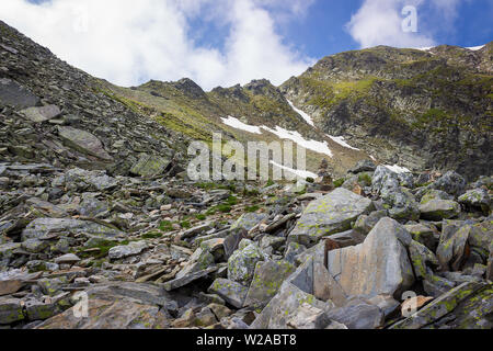 L'équilibre sur le rocher, raide montée à pic rocheux du lac, le meilleur et le plus populaire point de vue de sept lacs de Rila en Bulgarie Banque D'Images