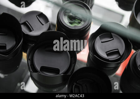 L'objectif de l'appareil photo DSLR et Mirrorless on shelf Banque D'Images