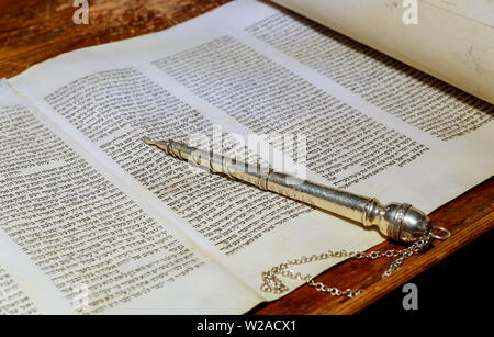 NEW YORK NY Mars 2019. La Torah en hébreu ancien livre de défilement sur une synagogue Fêtes Juives, au cours de lettres d'ecritures close up. Banque D'Images