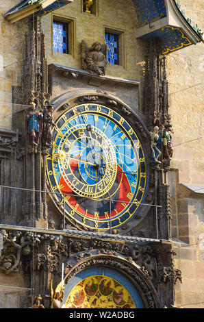 Horloge astronomique de Prague, la Bohême, République tchèque. Monté sur le mur sud de la vieille ville située sur la place de la vieille ville de la capitale tchèque. Célèbre attraction touristique. Orloj, Prague, Tchéquie. Banque D'Images