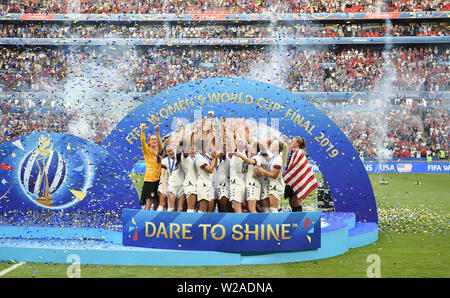 Lyon, France. 07Th Juillet, 2019. Décines-Charpieu : Football, les femmes : WM, USA - Pays-Bas, final, Stade de Lyon : Les joueurs américains célèbrent leur victoire. Dpa : Crédit photo alliance/Alamy Live News Banque D'Images