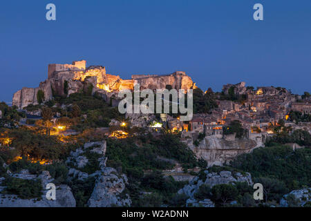 Plus de crépuscule village médiéval des Baux-de-Provence, Provence France Banque D'Images