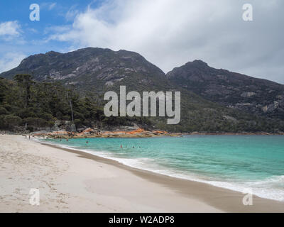 Wineglass Bay eaux turquoise Banque D'Images