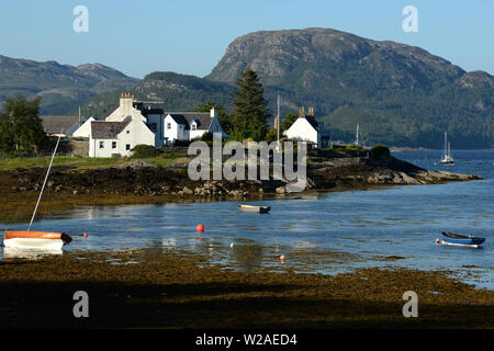 Plockton dans les Highlands d'Ecosse dans Lochalsh, sur les rives du Loch Carron un petit village reflète dans la magnifique baie Banque D'Images
