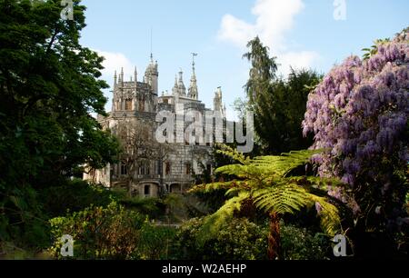 À côté de Lisbonne, vous pouvez trouver, c'est bien connu pour son célèbre château, jardins et beaucoup de Quinta's - pour exemple trivial "Quinta da Regaleira' Banque D'Images