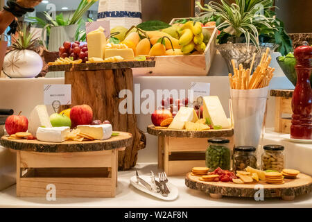 La variété de fromage avec grande variété de fruits et de craquelins sur plaque de bois en ligne buffet Banque D'Images