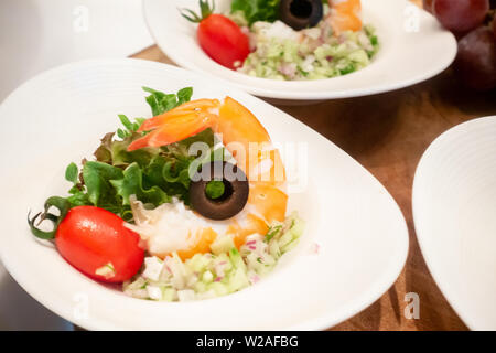 Tapas Cocktail de crevettes bouillies avec concombre tomate olive noire pour la cuisine du démarreur Banque D'Images