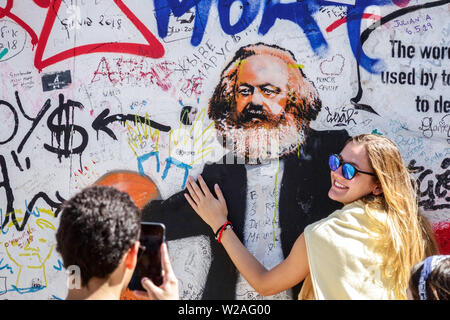 Berlin Karl Marx portrait souriant jeune femme East Side Gallery Berlin Marx Wall touristes Allemagne Friedrichshain City Street Berlin Wall Graffiti Art Banque D'Images