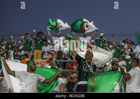 Le Caire, Égypte. 07Th Juillet, 2019. Des fans algériens vu dans les stands avant la coupe d'Afrique des Nations 2019 ronde de 16 match de football entre l'Algérie et la Guinée au stade du 30 juin. Credit : Gehad Hamdy/dpa/Alamy Live News Banque D'Images