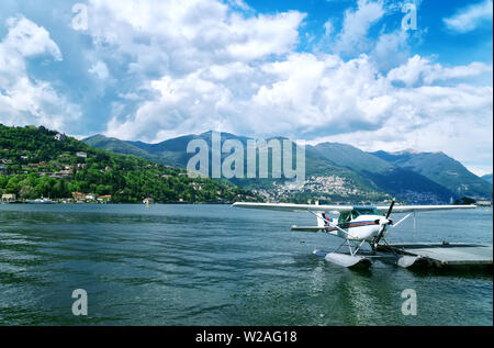 Hydravion rouge ou en hydravion amarré sur le lac de Como. Banque D'Images