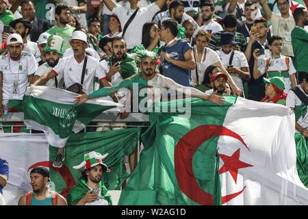 Le Caire, Égypte. 07Th Juillet, 2019. Des fans algériens vu dans les stands avant la coupe d'Afrique des Nations 2019 ronde de 16 match de football entre l'Algérie et la Guinée au stade du 30 juin. Credit : Gehad Hamdy/dpa/Alamy Live News Banque D'Images