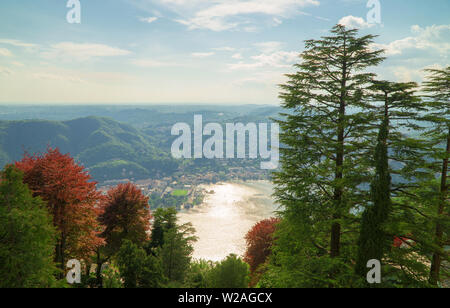 Belle vue de la ville de montagne de Brunate Como en Italie. Banque D'Images