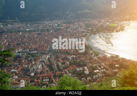 Belle vue de la ville de montagne de Brunate Como en Italie. Banque D'Images