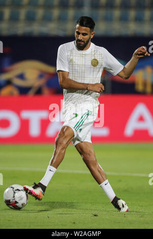 Le Caire, Égypte. 07Th Juillet, 2019. L'Algérie Riyad Mahrez se réchauffe avant la coupe d'Afrique des Nations 2019 ronde de 16 match de football entre l'Algérie et la Guinée au stade du 30 juin. Credit : Gehad Hamdy/dpa/Alamy Live News Banque D'Images