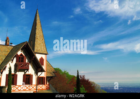 Une maison de style suisse dans les montagnes alpines. Banque D'Images