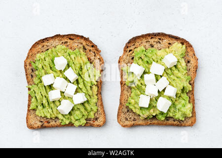 Toast à l'avocat et le fromage feta table isolée vue supérieure Banque D'Images