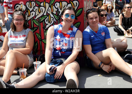 New York, NY, USA. 7e. Juillet, 2019. United States football/soccer supporters réunis dans la force au World Trade Center (WTC) à New York le 7 juillet, 2019, pour une partie extérieure à l'appui de l'équipe américaine à la Coupe du Monde féminine de la Fifa en finale Lyon, France contre les Pays-Bas. © 2019 Ronald G. Lopez/Alamy Live News Banque D'Images