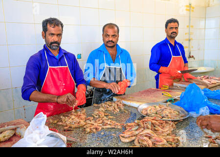 Al Khor, Qatar - Février 23, 2019 : groupe de travailleurs nettoie et thon et crevettes fraîches à l'intérieur de coupes à Al Khor situé près du marché de poissons de corniche dans Banque D'Images