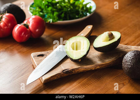 L'avocat et les ingrédients pour la cuisine saine sur une table en bois. Concept de cuisine végétarienne, végétalienne Banque D'Images