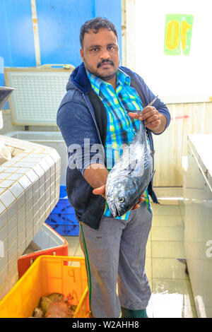 Al Khor, Qatar - le 23 février 2019 Vendeur : montrer aux gros poissons frais à l'intérieur de la boutique à Al Khor situé près du marché de poissons de corniche au Qatar, Moyen-Orient Banque D'Images