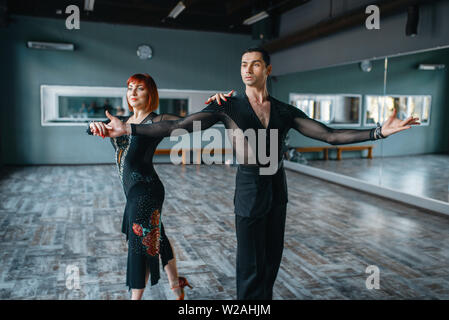 Danseurs en costume sur ballrom formation danse en classe. Les hommes et les partenaires sur la danse de couple professionnel studio Banque D'Images