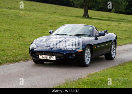 Classiques Jaguar des années 1999 90, moteurs vintage historiques et objets de collection ; salon des transports de Leighton Hall, collection de voitures véhicules vétérans d'antan. Banque D'Images