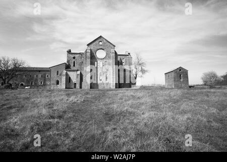 Ancienne abbaye de San Galgano en Toscane, Italie. Il situé à environ trente kilomètres de la ville médiévale de Sienne Banque D'Images