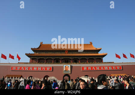 Les gens en face de la porte de la paix céleste sur la place Tienanmen, à Beijing, Chine. La Place Tiananmen de Beijing est un monument visité par les touristes. Banque D'Images