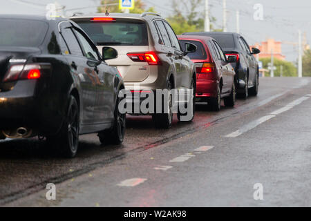 Toula, RUSSIE - 6 juillet 2019 : Les voitures sur la route d'été arrêté avant de carrefour après la pluie. Focus sélectif prise téléphotographique. Banque D'Images