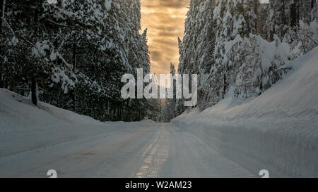 L'autoroute 120 sur la route vers le Yosemite, California, USA, sur un jour d'hiver la neige au sol, uplowed, signalisation, conduite dangereuse condi Banque D'Images