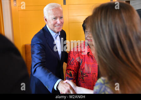 Charleston, États-Unis. 07Th Juillet, 2019. La présidence démocratique ancien Vice-président américain Joe Biden salue les responsables locaux avant un déjeuner à le boucher et Bee le 7 juillet 2019, à Charleston, Caroline du Sud. Riley, maire de la ville pendant 42 ans, a souscrit à l'ancien Vice-président. Credit : Planetpix/Alamy Live News Banque D'Images