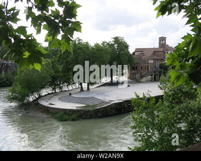 En forme de bateau, l'Isola Tiberina abrite un ancien hôpital et basilique, sur une petite île au milieu du Tibre dans Rome Banque D'Images