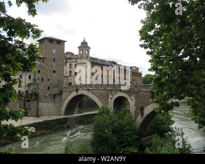 En forme de bateau, l'Isola Tiberina abrite un ancien hôpital et basilique, sur une petite île au milieu du Tibre dans Rome Banque D'Images