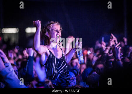 Roskilde, Danemark. 07Th Juillet, 2019. Roskilde, Danemark. Juillet 07th, 2019. Festivaliers assistent à un concert live avec le groupe hip-hop américain Cypress pendant le festival de musique danois Roskilde Festival 2019. (Photo crédit : Gonzales Photo/Alamy Live News Banque D'Images