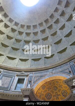 Voir à la recherche jusqu'à la coupole du Panthéon de Rome, montrant le soleil brillant au-dessus du plafond circulaire ; une première destination touristique à Rome Banque D'Images