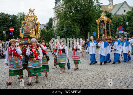 Les participants prennent part à une procession de l'Église catholique pour la fête de Corpus Christi, dans les rues de la vieille ville de Cracovie, Pologne Banque D'Images