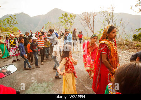 Les gens célébrer un mariage à droite sur la route près de Adhora Kumaon Hills Village, Nandhour sur Vallée, Uttarakhand, Inde Banque D'Images