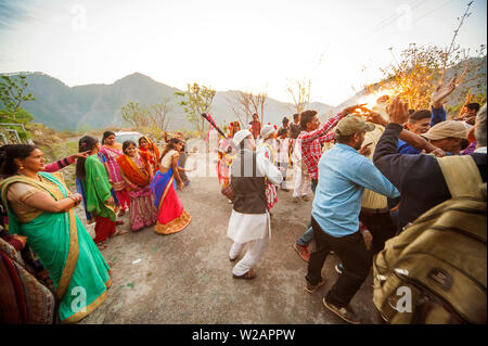 Les gens célébrer un mariage à droite sur la route près de Adhora Kumaon Hills Village, Nandhour sur Vallée, Uttarakhand, Inde Banque D'Images