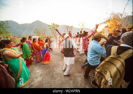 Les gens célébrer un mariage à droite sur la route près de Adhora Kumaon Hills Village, Nandhour sur Vallée, Uttarakhand, Inde Banque D'Images