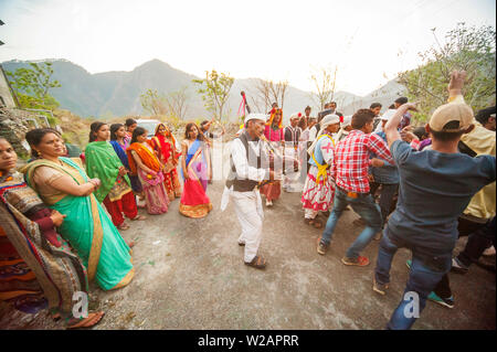 Les gens célébrer un mariage à droite sur la route près de Adhora Kumaon Hills Village, Nandhour sur Vallée, Uttarakhand, Inde Banque D'Images