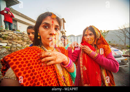 Les gens célébrer un mariage à droite sur la route près de Adhora Kumaon Hills Village, Nandhour sur Vallée, Uttarakhand, Inde Banque D'Images