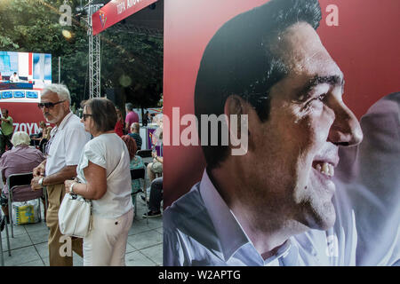 Athènes, Grèce. 7 juillet, 2019. Les partisans du parti SYRIZA sont accueillis à l'élection du parti après l'annonce de borne de sortie des urnes à Athènes, Grèce, le 7 juillet 2019. Le Premier ministre grec Alexis Tsipras a reconnu sa gauche radicale du parti SYRIZA pour vaincre les conservateurs dans les élections générales de dimanche, la première à être effectuée depuis la Grèce est sorti de l'été dernier, les programmes de renflouement. Credit : Panagiotis Moschandreou/Xinhua/Alamy Live News Banque D'Images
